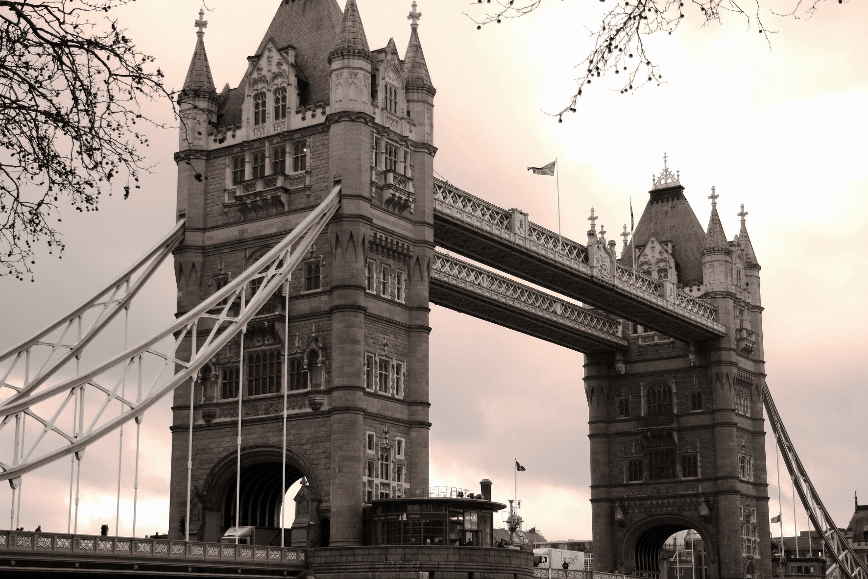 Tower Bridge i London i England