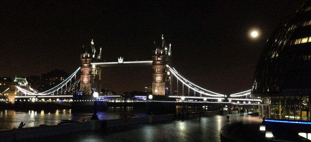 Tower-Bridge-London-by-night-travelgrip