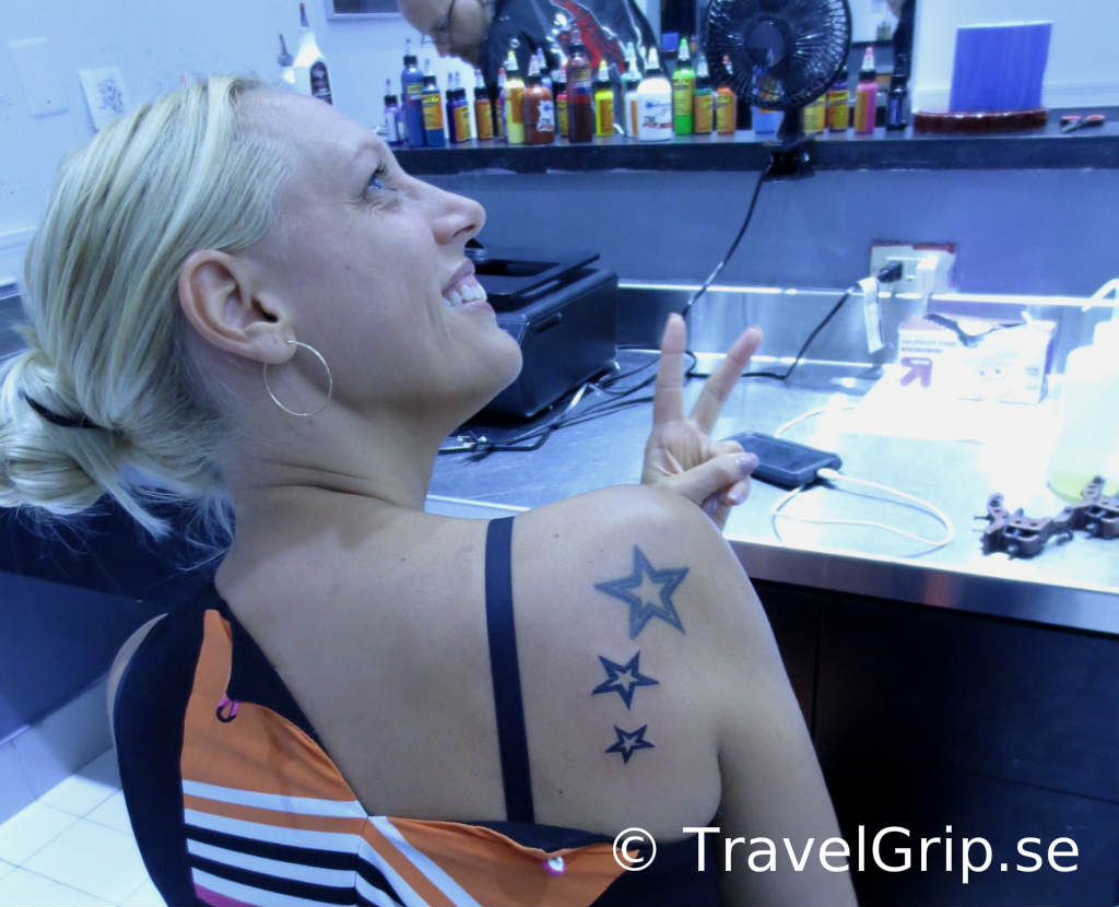 Hard Rock Seminole tatuering Tatuerare-i-Hard-Rock-Seminole-Hollywood-Florida-TravelGrip