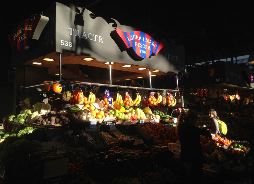 Fruktstånd-matmarknad-Boqueria-Barcelona-TravelGrip