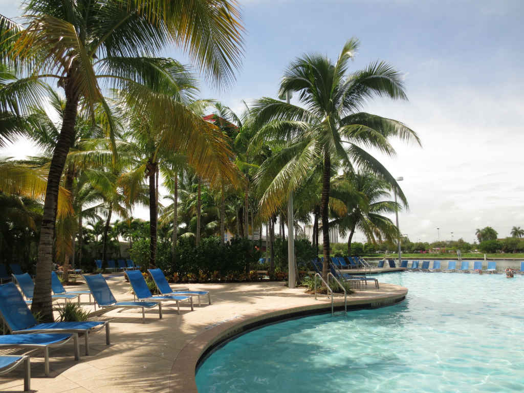 Poolhäng-på-Crowne-Plaza-Fort-Lauderdale-FLorida-TravelGrip