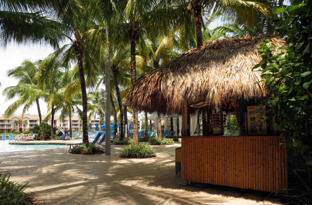 Crowne-Plaza-poolområde-Fort-Lauderdale-FLorida-TravelGrip