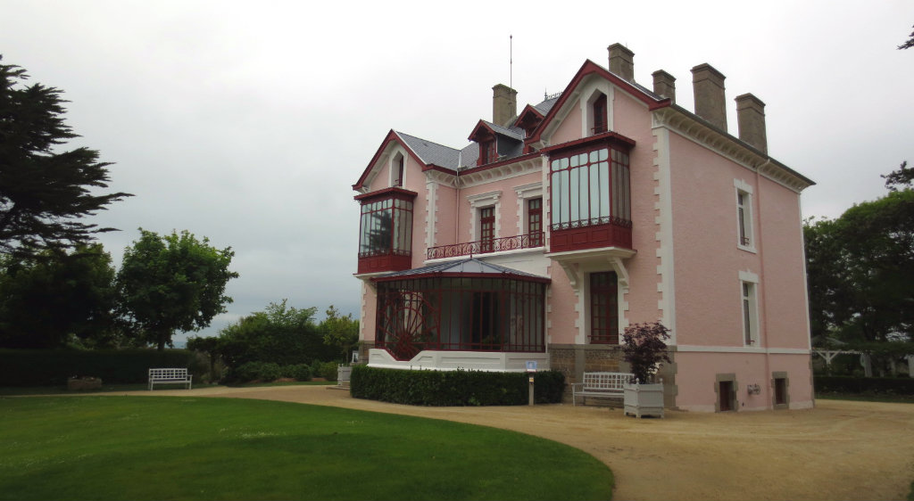 Dior-house-Granville-Normandie-Frankrike-TravelGrip