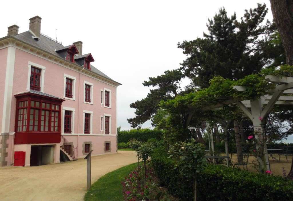 Dior-hus-Granville-Normandie-Frankrike-TravelGrip