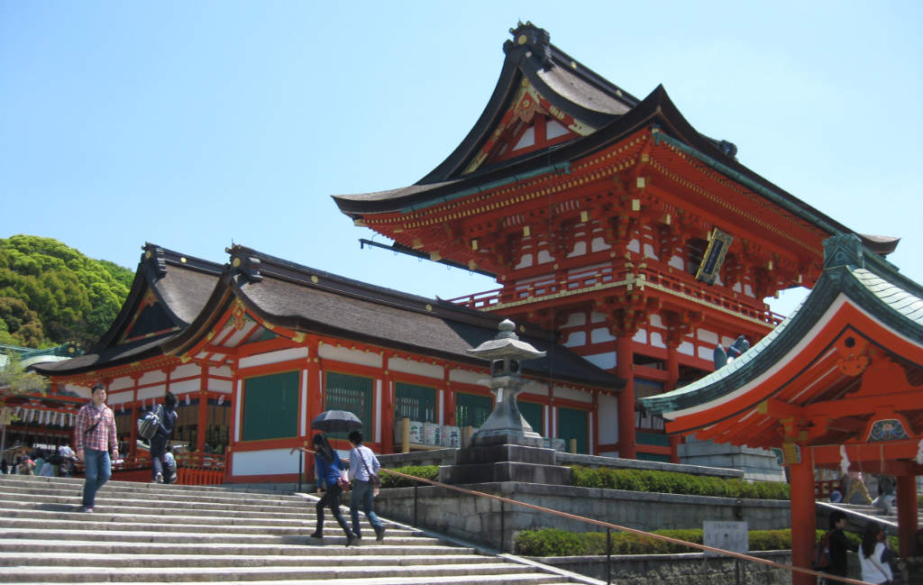 Vackert rött tempel i Kyoto