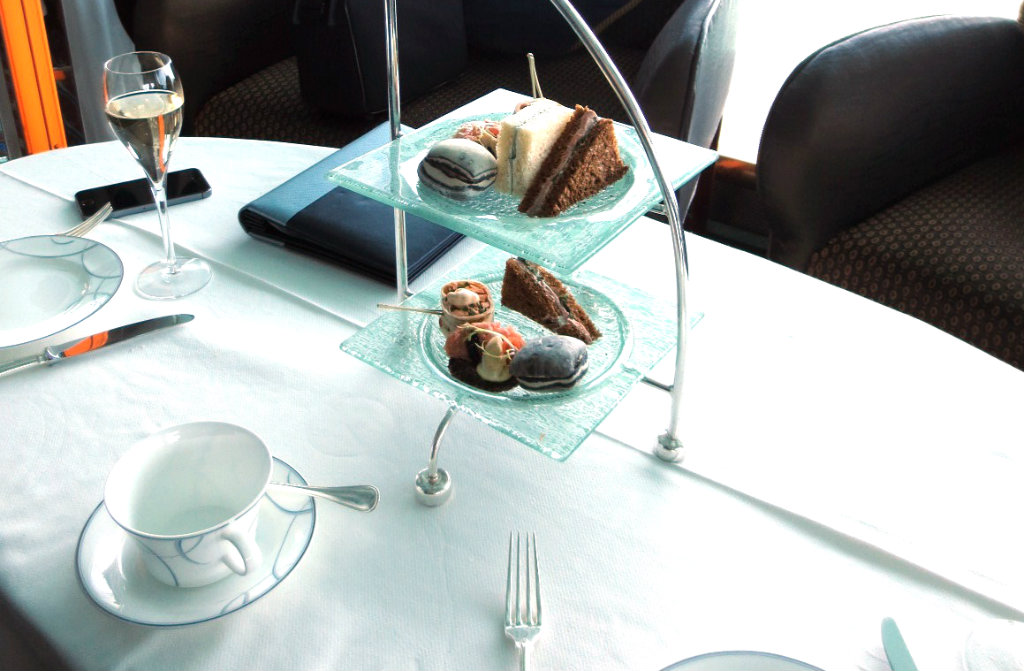 afternoon-tea-burj-al-arab-travelgrip- (17)