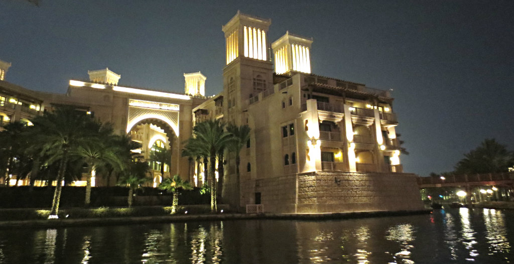 Madinat Jumeirah kvällsupplyst 