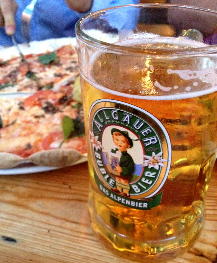 Pizza-beer-biergarten-berlin-Cafe-am-Neuen-See-TravelGrip