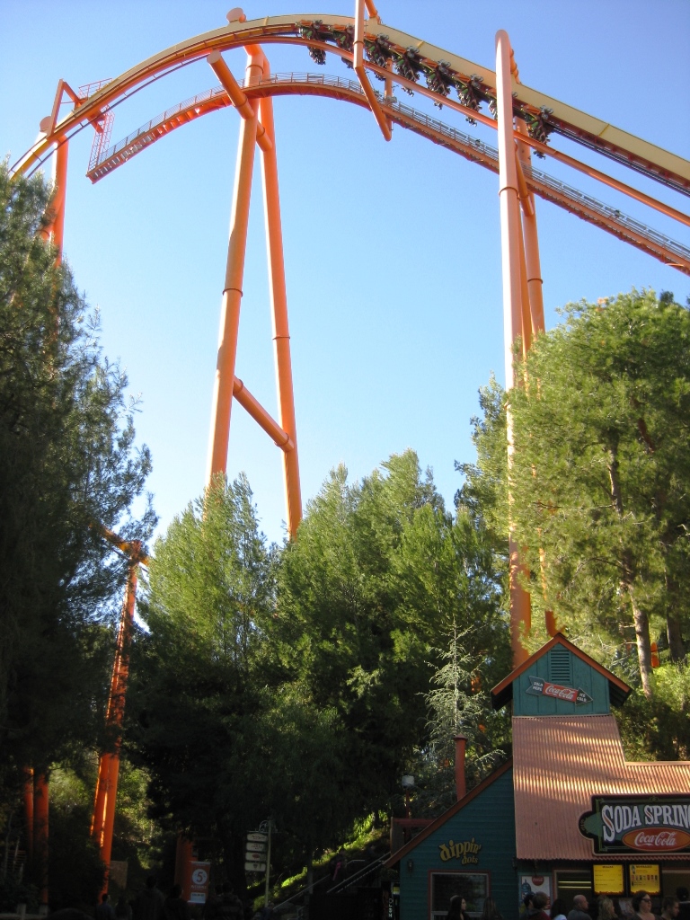 Bergochdalabana-på-Sixflags-Kalifornien-TravelGrip