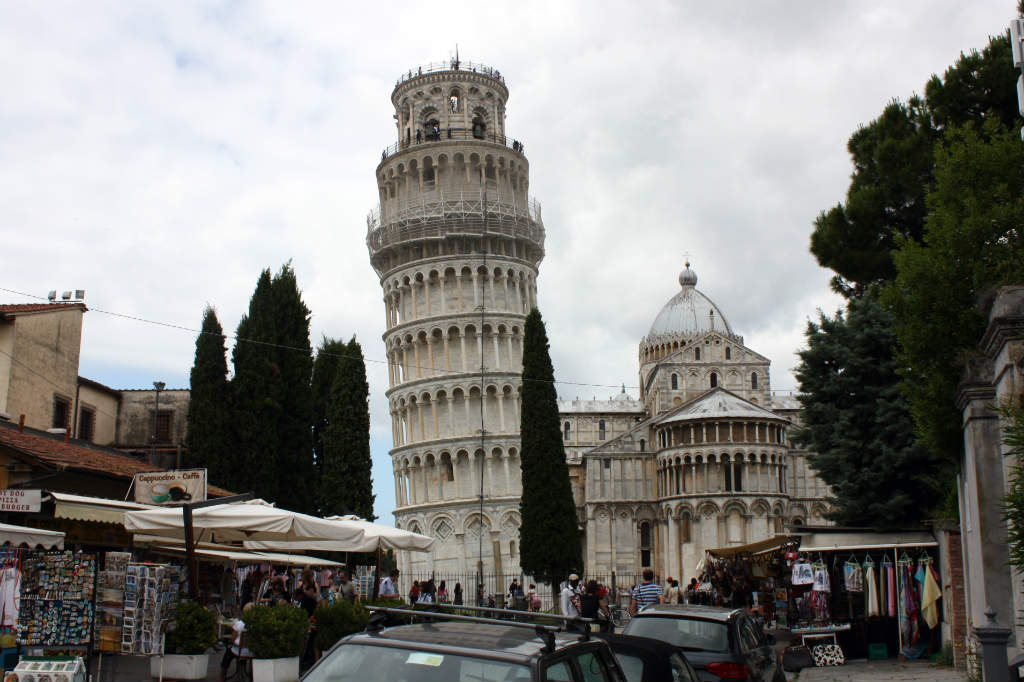 Lutande-tornet-i-Pisa-Italein-TravelGrip