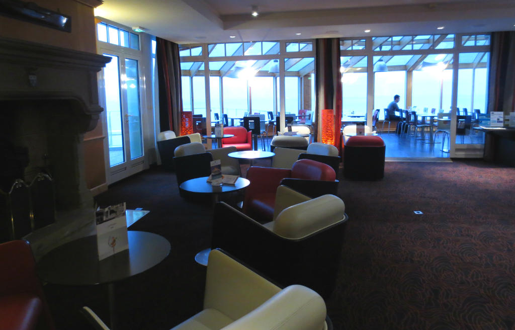 Mercure-lobbybar-Granville-Normandie-Frankrike-TravelGrip