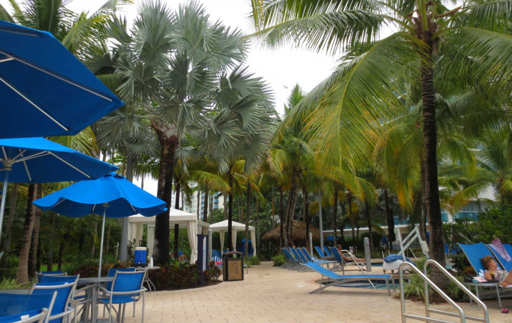 Poolområde-Crowne-Plaza-Fort-Lauderdale-FLorida-TravelGrip