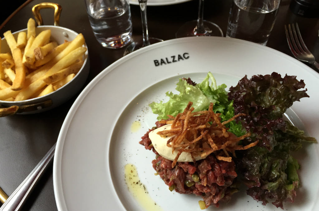 Råbiff-på-Brasserie-Balzac-TravelGrip