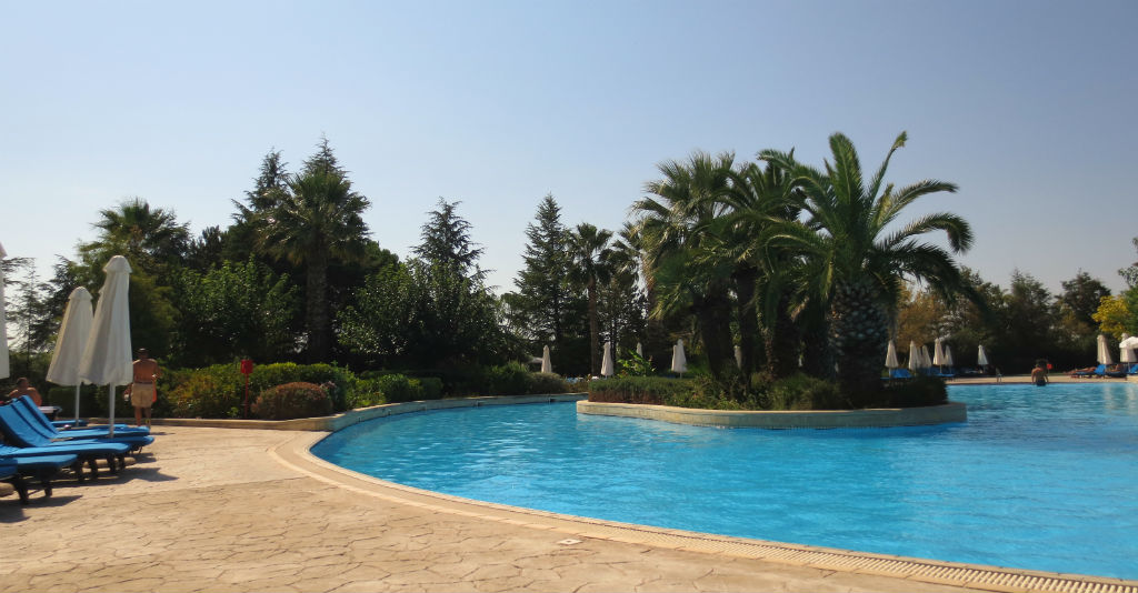 hyatt-regency-thessaloniki-hotel-pool-travelgrip