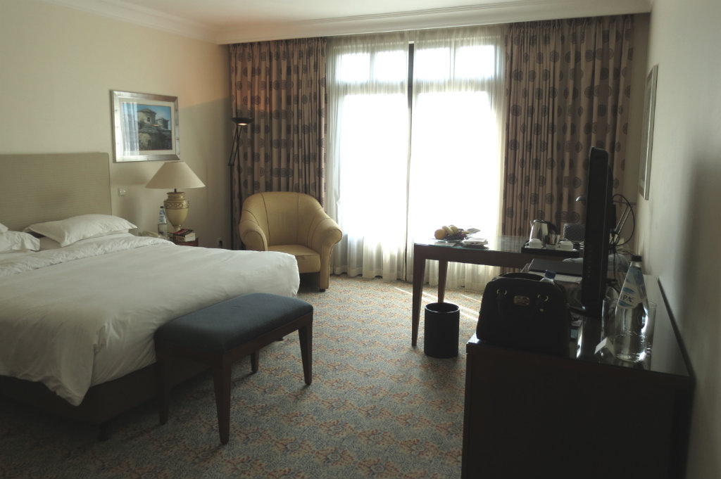 hyatt-regency-thessaloniki-hotelroom-travelgrip