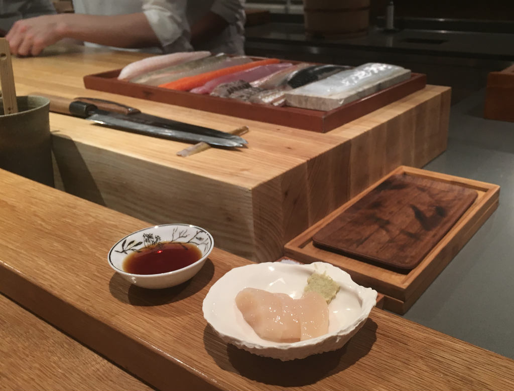 Imouto-sashimi-av-pilgrimsmussla-Esperanto-Omakase-sushi-TravelGrip- (6)