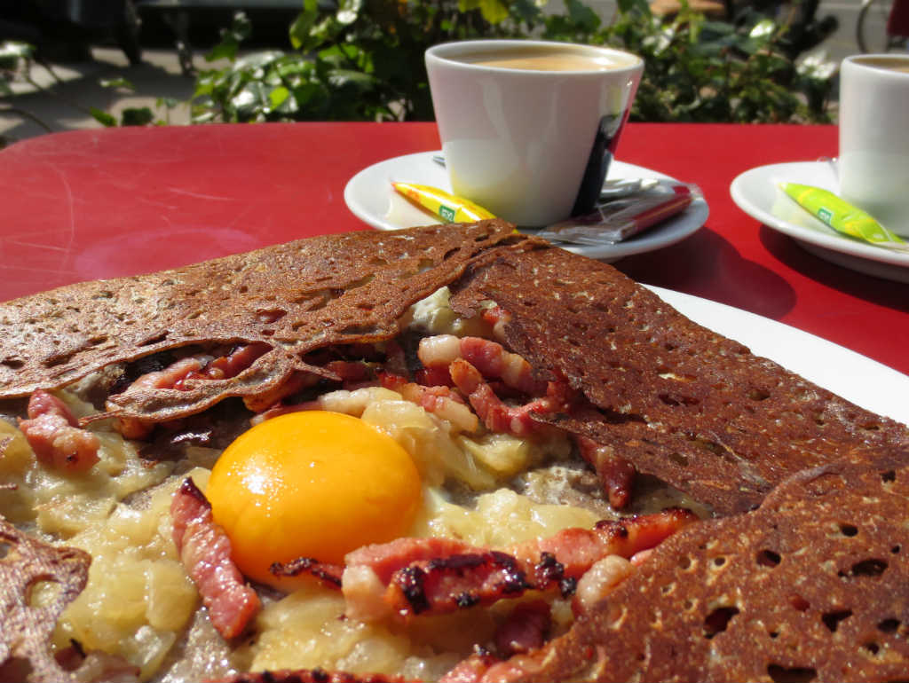 Galette-med-bacon-och-ägg-i-Paris-TravelGrip