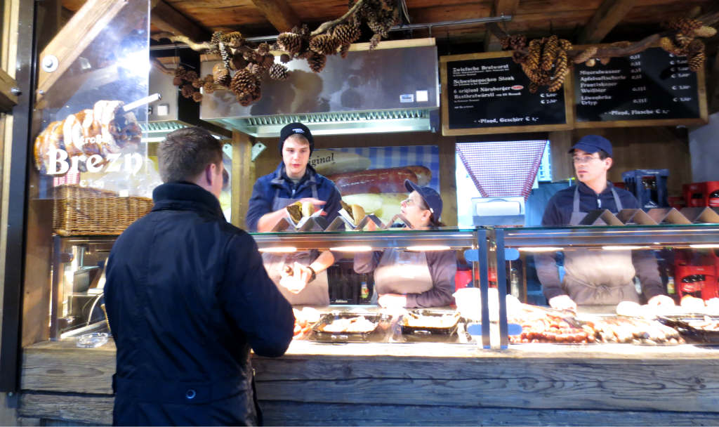 matservering på Julmarknad i München