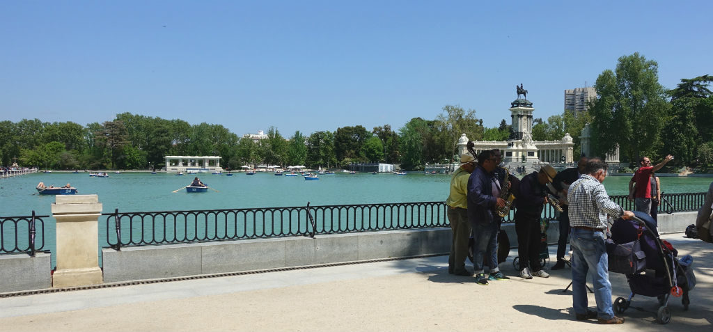 el-retiro-park-madrid-ett-vattenhal-sommaren-travelgrip-2