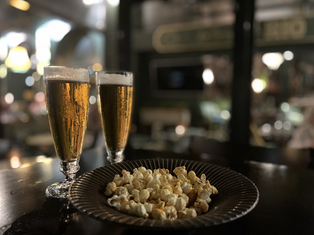 öl och popcorn hos Guinguette de Rio 
