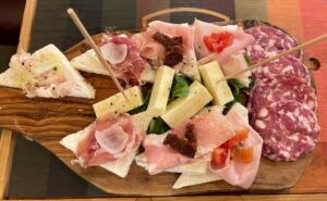 charkbricka på aperitivo i italien