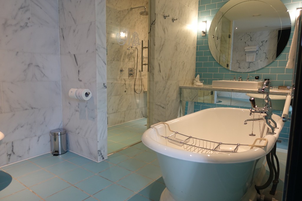 badrum i marmor med badkar och dusch