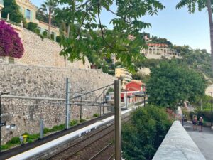 TÅGSTATIONEN I VILLEFRANCHE SUR MER I FRANKRIKE
